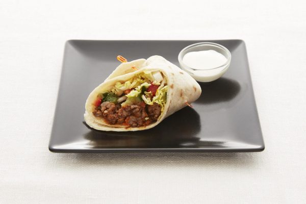 Taco wraps servert med rømme og salsa