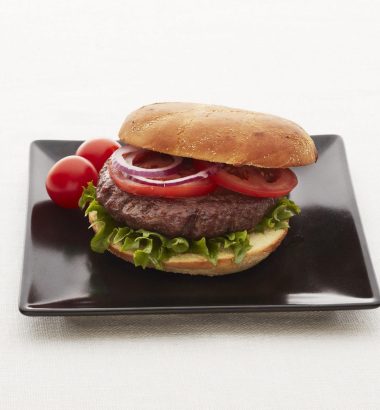 Hjemmelaget hamburger med salat og stekte poteter