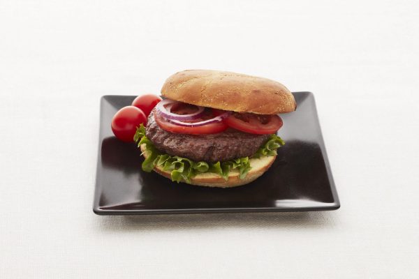 Hjemmelaget hamburger med salat og stekte poteter